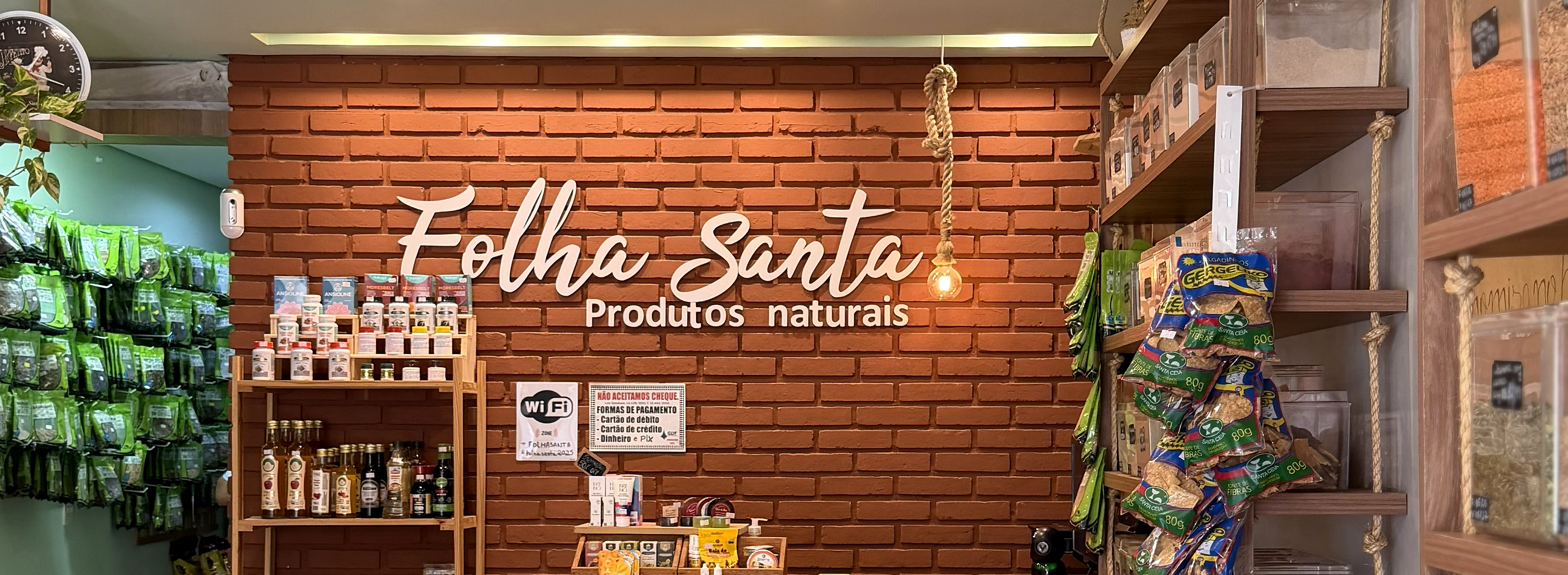 Interior da loja Folha Santa com o letreiro da marca centralizado