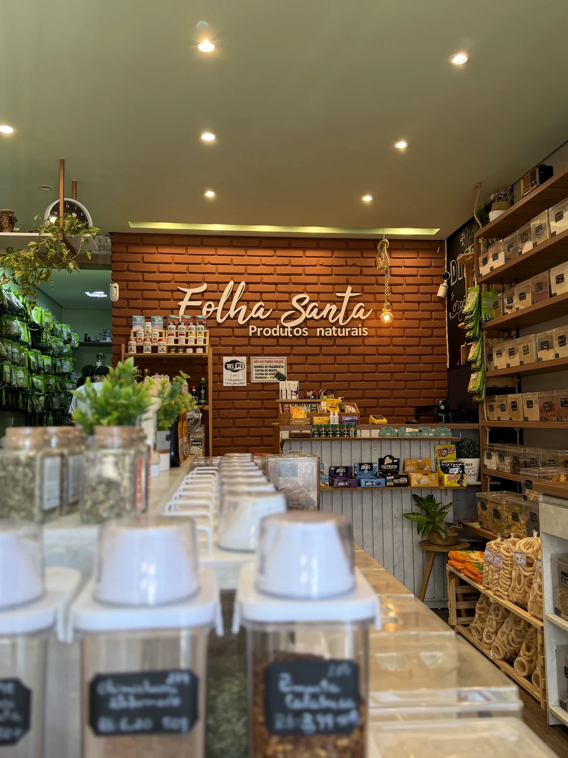 Interior da Folha Santa com letreiro e produtos naturais